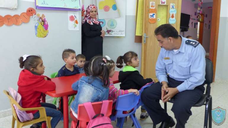 الشرطة تنظم محاضرة توعوية لأطفال روضة المتميزون في قلقيلية