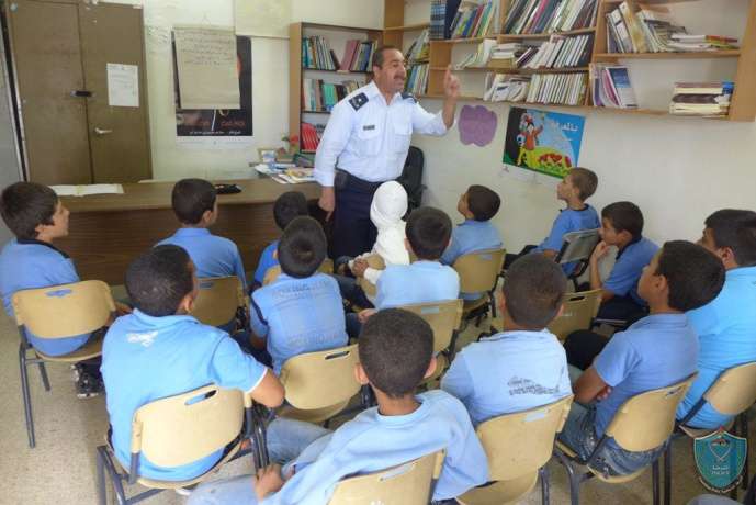 الشرطة تعقد محاضرات توعوية لطلبة المدارس في طولكرم