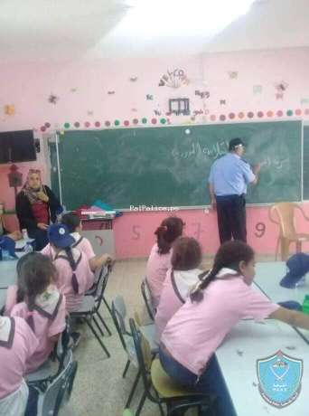 الشرطة تنظم يوم مروري لمنتسبات مخيم زهرات فلسطين الكشفي في الخليل