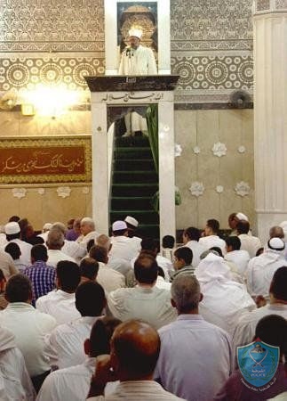 خطباء المساجد  يدعون المصلين الى الالتزام بقوانين السير والحفاظ على حياة المواطنين .
