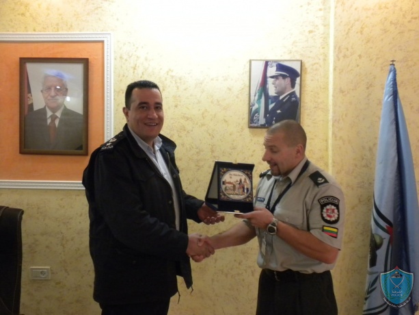 مدير شرطة محافظة جنين يكرم المستشار الميداني لبعثة الشرطة الأوربية