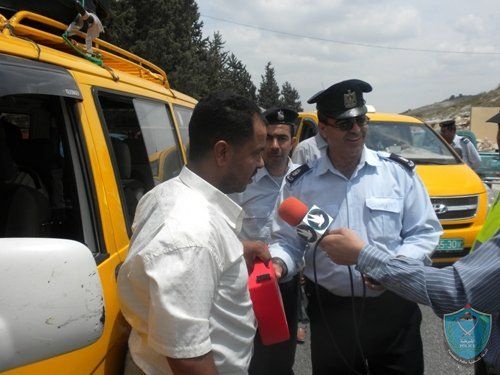 الشرطة و وزارة النقل والمواصلات تقدمان الهدايا على السائقين المثاليين في طولكرم