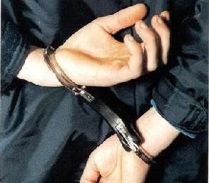 الشرطة تلقي القبض على مواطنة بحوزتها مواد مخدرة في بيت لحم