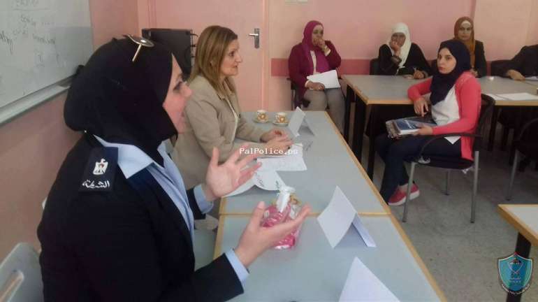 الشرطة تنظم محاضرة حول مخاطر الانترنت في نابلس .