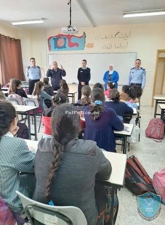 الشرطة تنظم محاضرات توعية بمدرسة الفجر الاساسية في رام الله