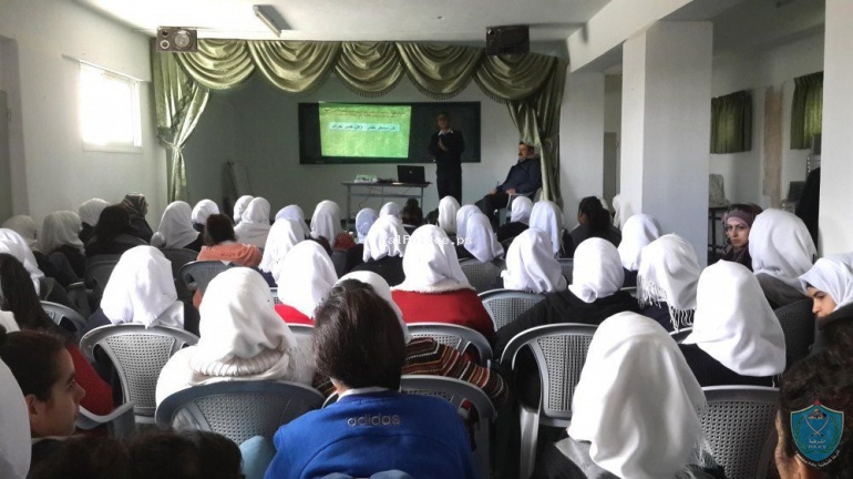 الشرطة تنظم محاضرتي توعية وارشاد لمدرسة الشيخ محمد تفاحه الثانوية للبنات في نابلس