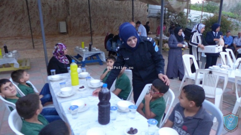 الشرطة تقيم مأدبة إفطار لأطفال دار الأيتام في قلقيلية
