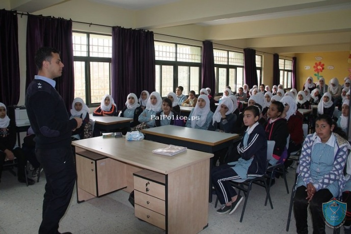 التوعية الشرطية تستهدف 215 طالبة في مدرسة بنات برقا الثانوية