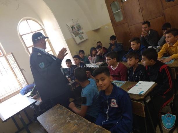 الشرطة تنظم سلسة فعاليات مرورية بعدد من المدارس في الخليل