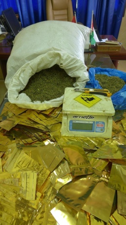 الشرطة تضبط 13 كيلو غرام من مادة الماريجوانا المخدرة في الخليل