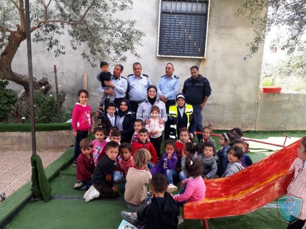 المركز المتنقل يستهدف مدارس بيت فوريك بالتوعية الشرطية في نابلس