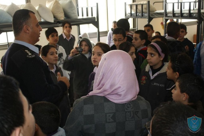 50 طالبا وطالبة من مدرسة أحباب الله المقدسية في ضيافة الشرطة