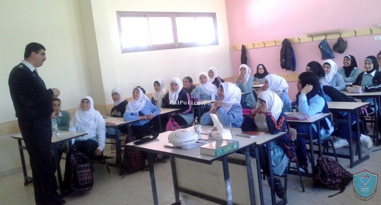 الشرطة تقدم التوعية وإلا رشاد في مدرسة بنات رمون الثانوية برام الله