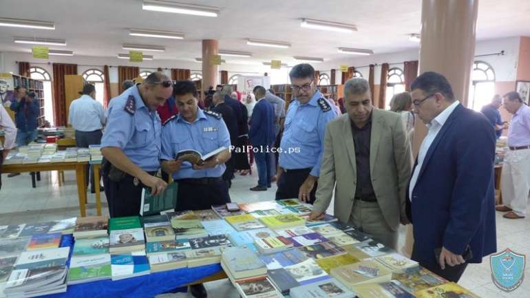الشرطة تشارك بافتتاح معرض الكتاب و الألعاب التربوية في قلقيليه