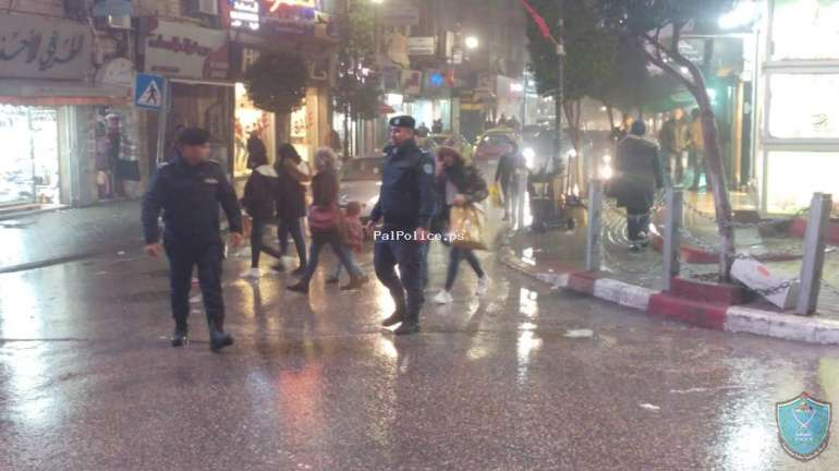 الشرطة في الشارع خلال المنخفض الجوي خدمة للمواطنين