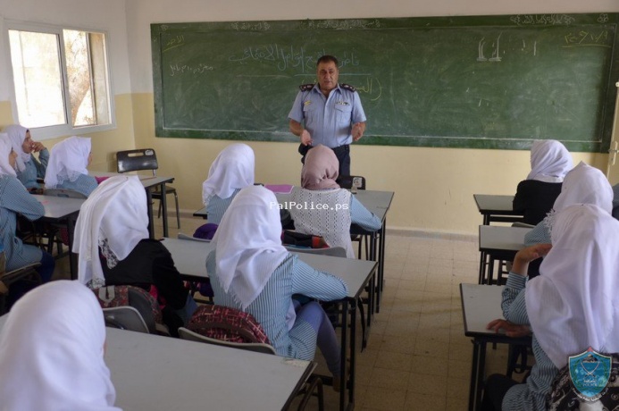 الشرطة تنظم محاضرة حول الاستخدام الامن لمواقع التواصل  الاجتماعي  بمدرسة بنات عقابا الثانوية بطوباس