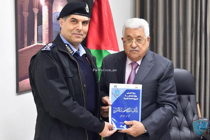 الرئيس يتسلم التقرير السنوي للشرطة الفلسطينية