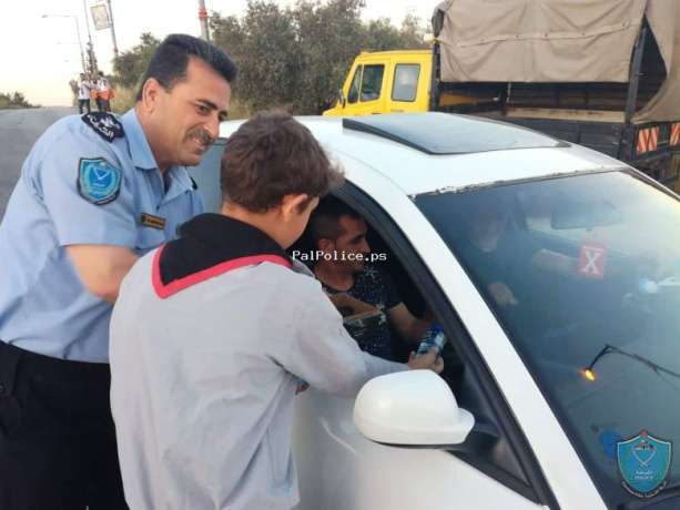 الشرطة توزع التمر ومالياء على المواطنين قبيل اذان المغرب