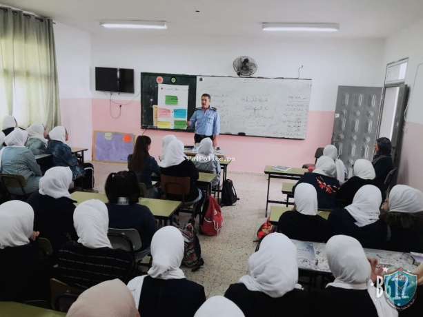 الشرطة تعقد محاضرتين حول السلامة المرورية  وطرق الاستخدام الامن للانترنت لطالبات مدرسة بنات عتيل في طولكرم