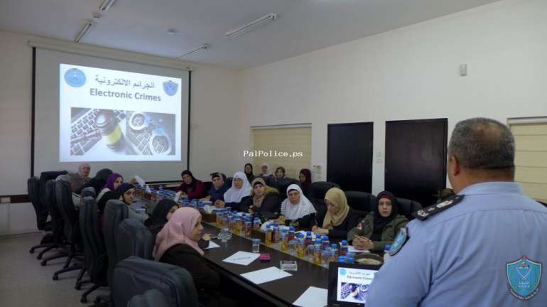 الشرطة تنظم ورشة عمل حول (الجرائم الالكترونية والاستخدام الآمن للانترنت) في قلقيلية