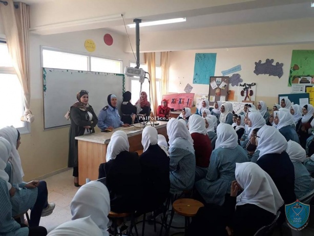 المركز المتنقل ينظم محاضرة حول الجرائم الالكترونية لطالبات بنات صوريف الثانوية بالخليل