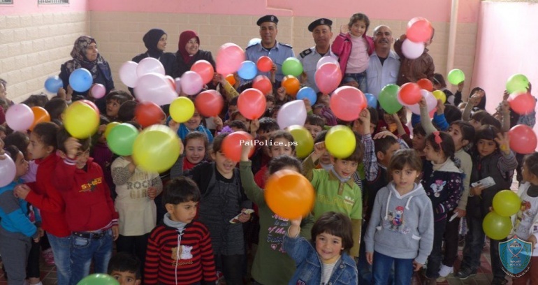 الشرطة تنظم يوم ترفيهي لأطفال روضة الزهور  في  بلدة بلعا  في طولكرم