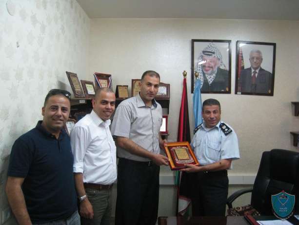 الشرطة تكرم اللجنة الشعبية لخدمات اللاجئين في قلقيلية