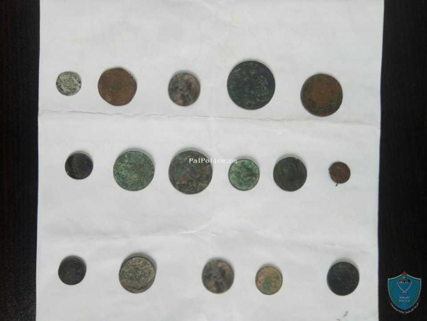 الشرطة تضبطت 17  قطعة عملة معدنية أثرية في نابلس
