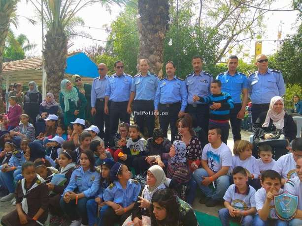 الشرطة تشارك في تنظيم فعاليه ترفيهية للأطفال بمناسبة يوم الطفل الفلسطيني في طولكرم