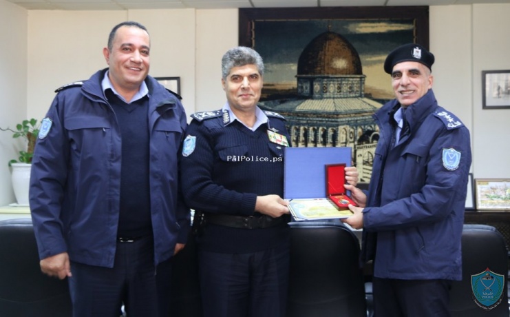 اللواء حازم عطا الله يمنح  ادارة مكافحة المخدرات وضابطين شرطة جائزة التميز بمناسبة يوم الشرطة العربية .