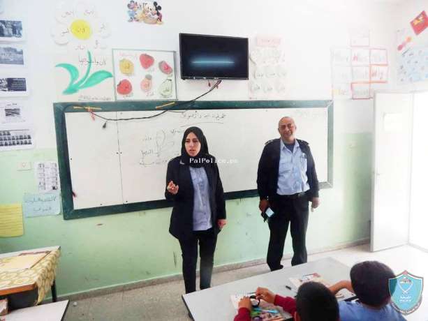 الشرطة تعقد محاضرتين توعيه حول مخاطر المخدرات والتعريف بمهام الشرطه في طولكرم
