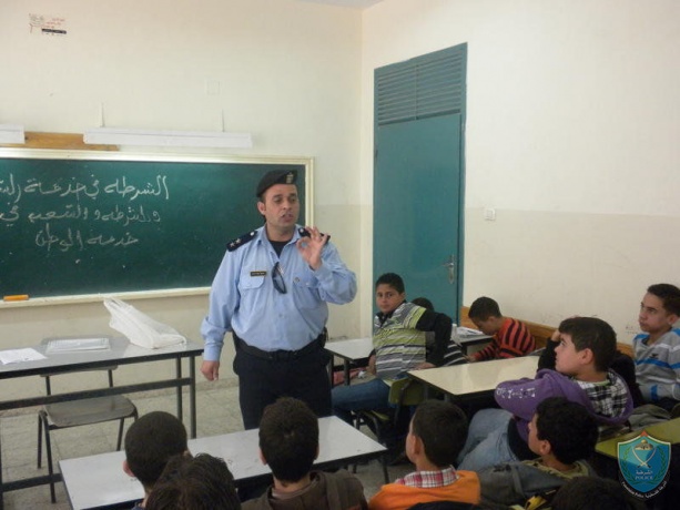 الشرطة تواصل محاضرات التوعيه المدرسيه في نابلس