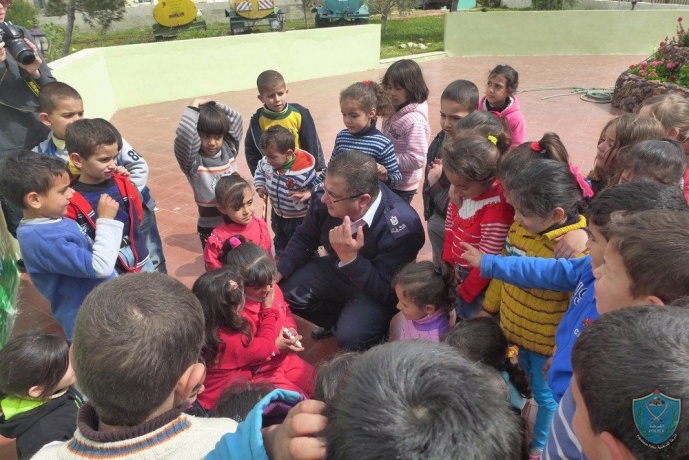 الشرطة تنظم رحلة ترفيهية لأطفال روضة العقبة في الأغوار الشمالي