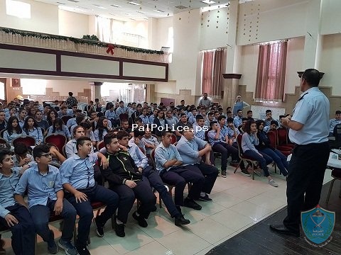 الشرطة تقدم التوعية في مدرسة الكلية الاهلية الثانوية المختلطة في رام الله