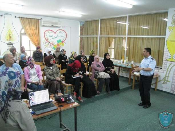 الشرطة وجامعة القدس المفتوحة تنظمان ورشة عمل حول العنف ضد المرأة بقلقيلية