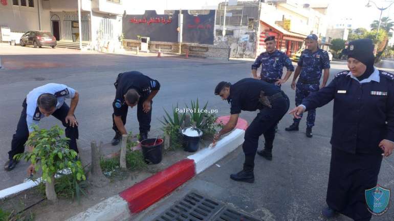 الشرطة و البلدية ينظمان يوما تطوعيا للنظافة بعنوان (قلقيلية أجمل) في قلقيلية