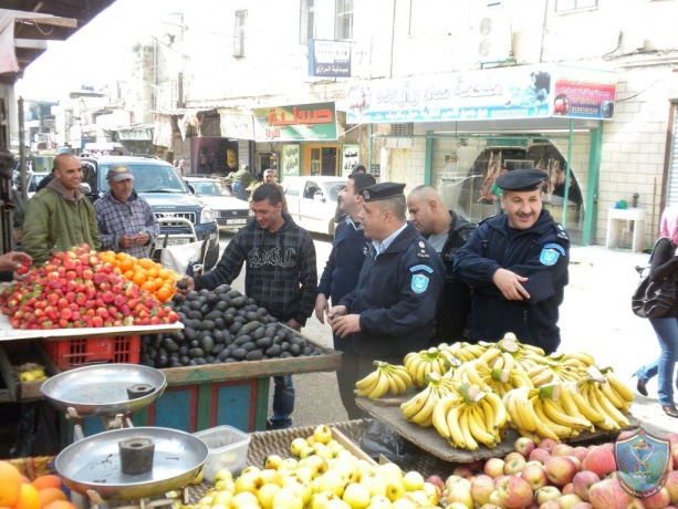 مدير شرطة محافظة طولكرم يقوم بجولة تفقدية في اسواق المدينة