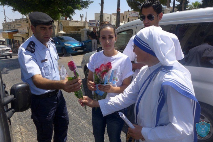 الشرطة توزع الورود بمناسبة  اليوم العالمي لمكافحة المخدرات في بيت لحم