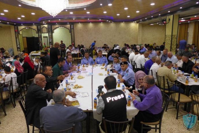 الشرطة ومؤسسة الدفاع عن المسجد الاقصى و المقدسات الإسلامية والمسحية تقيم مأدبة إفطار للأيتام في ضواحي القدس .