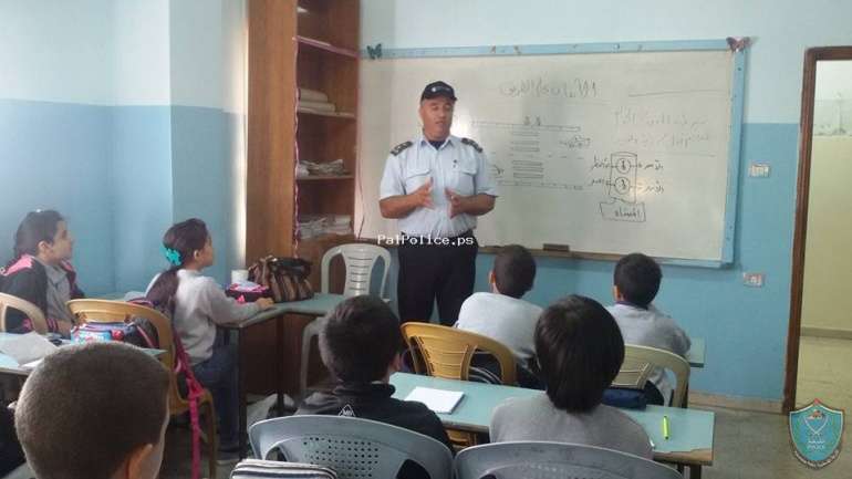الشرطة تواصل لقاءاتها التدريبية مع طلبة المخيم المدرسي للشرطة الصغار في الخليل