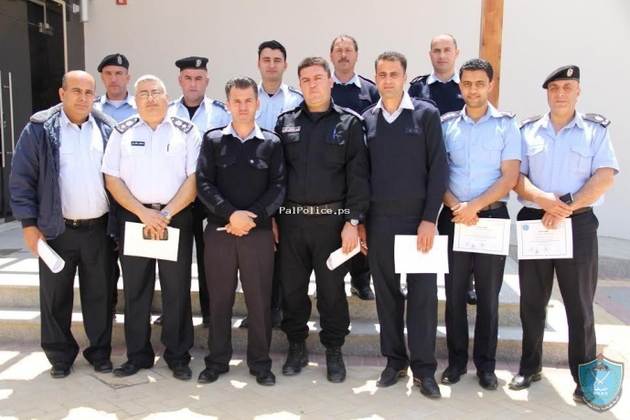 الشرطة تخرج دورتين تخصصيتين في إدارة الأزمات والحاسوب  في أريحا