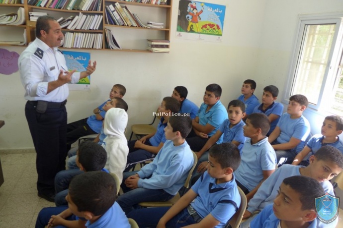 الشرطة تطلق المرحلة الأولى من برنامج التوعية الأمنية والشرطية لطلبة مدارس محافظة طولكرم