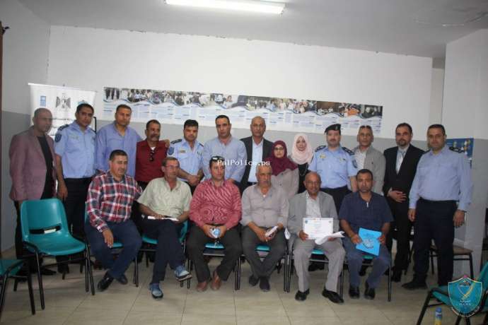 الشرطة تكرم شرطة المرور والسائقين الملتزمين بمناسبة اختتام أسبوع المرور العربي بطولكرم