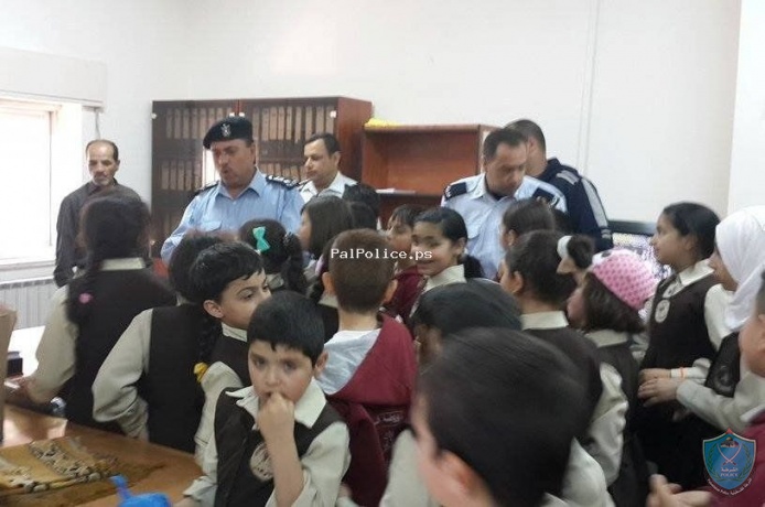 الشرطة تستقبل وفد من طلاب و طالبات مدرسة الفارس الاساسية في ضواحي القدس