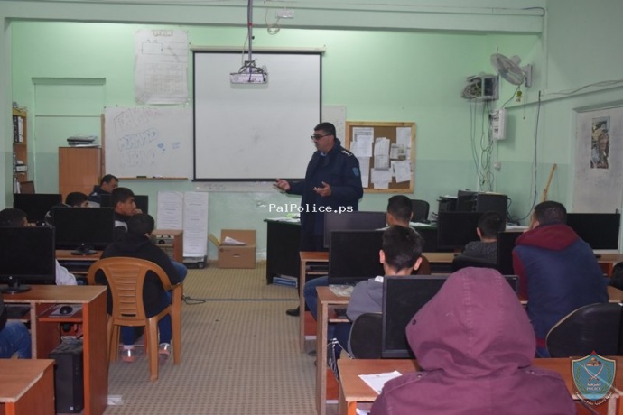 الشرطة تنظم محاضرات توعية في مدارس دار الايتام الاسلامية الصناعية في العيزرية