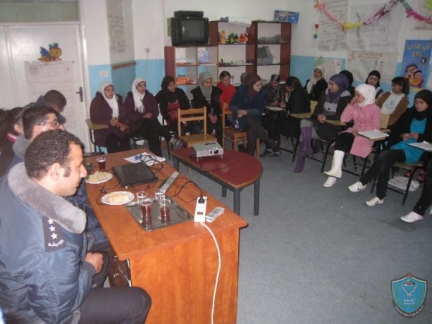 الشرطة تقدم محاضرات توعية لطالبات مخيم "الأمل الشتوي الثاني" في بيت فجار