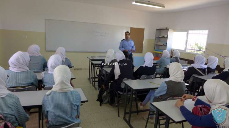 الشرطة تنظم محاضرة عن سلبيات الانترنت لعدد الطالبات في قلقيلية