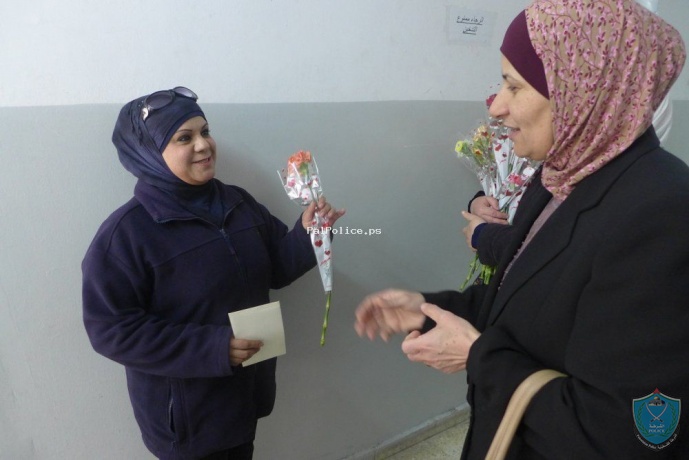 إقليم حركة فتح يكرم المرأة والعاملات في الشرطة بنابلس