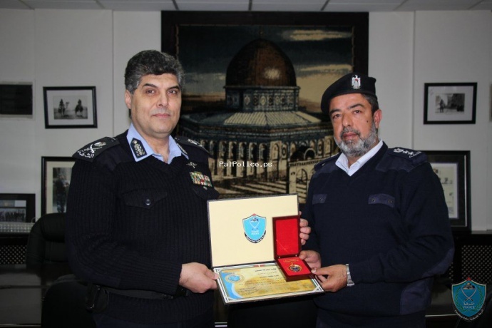 اللواء حازم عطا الله يكرم ادراة شرطة مكافحة المخدرات واحد ضباط شرطة بيت لحم
