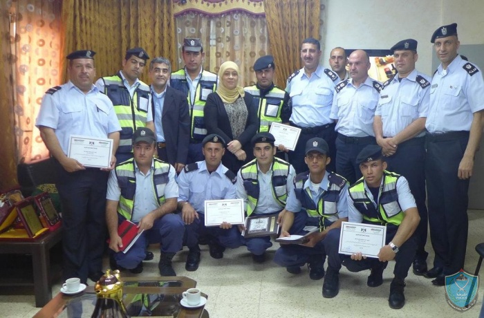 محافظ رام الله والبيرة الدكتورة ليلى غنام تكرم شرطة المرور والسائقين في أسبوع المرور العربي